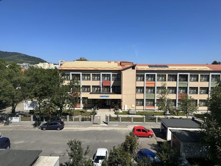 Apartament cu 2 camere semidecomandat în Zamfirescu