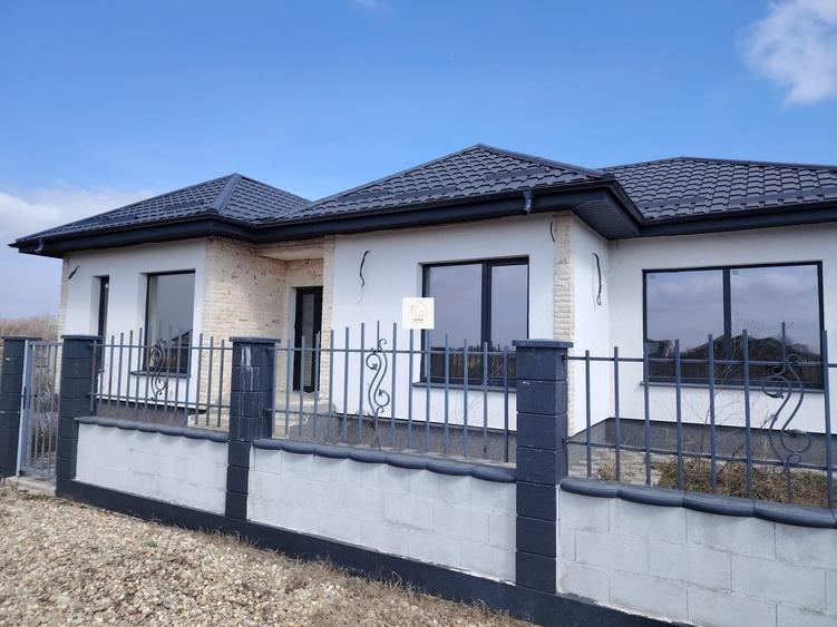 Casă individuală cu 4 camere cu Canalizare în Mânăstirea