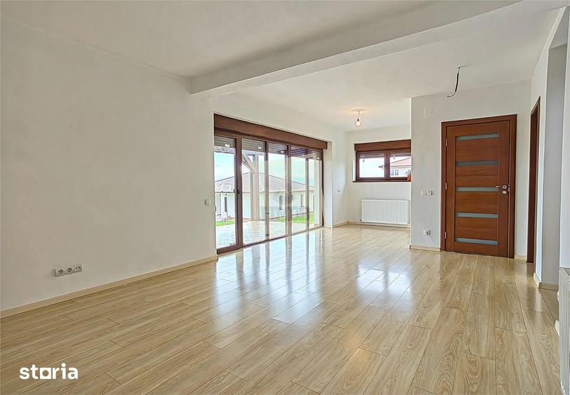 Casă cu 5 camere cu Teren 372 Mp în Roșia