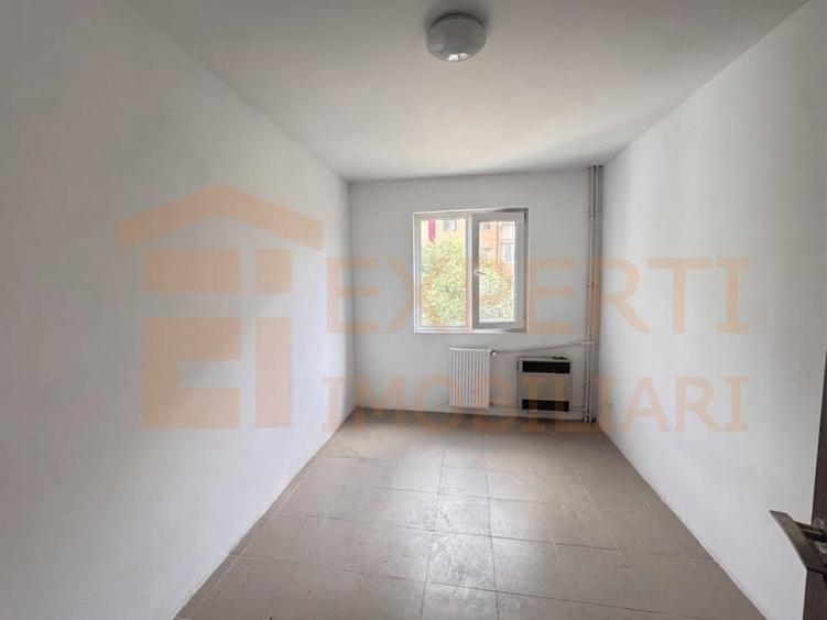 Apartament cu 3 camere semidecomandat, mobilat în Km 4-5