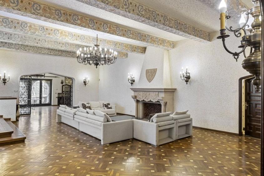 Casă individuală cu 29 camere cu Canalizare în Dorobanți
