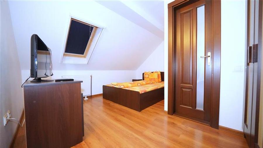 Casă cu 11 camere cu Canalizare în Sânmartin