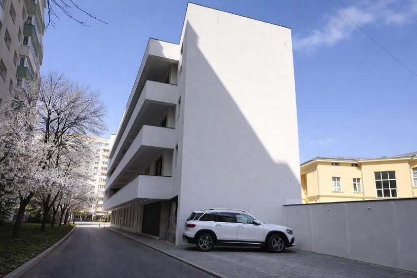 Apartament cu 4 camere semidecomandat în Obor