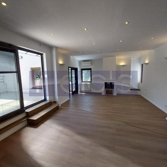 Apartament cu 5 camere decomandat în Kiseleff