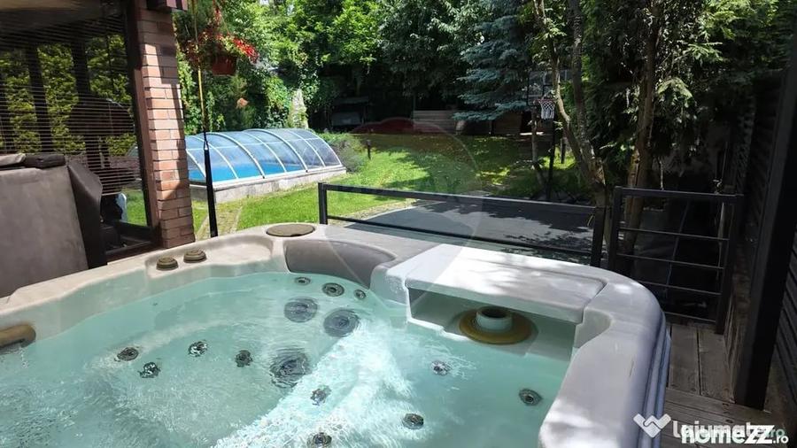 Casă cu 7 camere cu Teren 705 Mp în Central