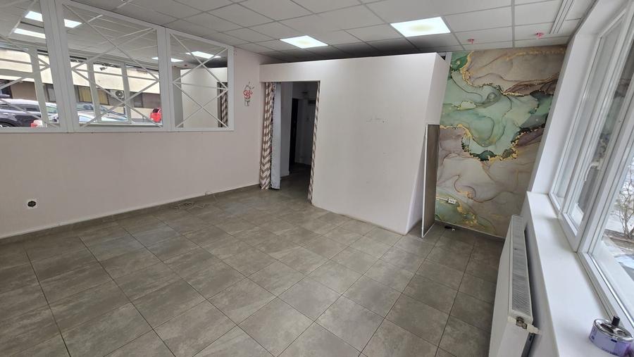 Spațiu comercial, de 56 mp, în Roșu