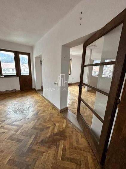 Casă individuală cu 5 camere cu Canalizare în Central