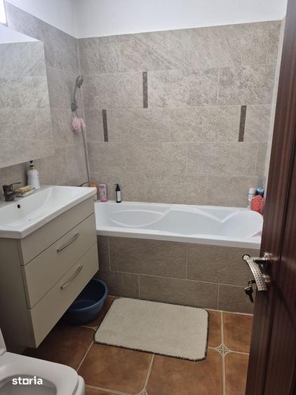 Apartament cu 4 camere semidecomandat în Crângași