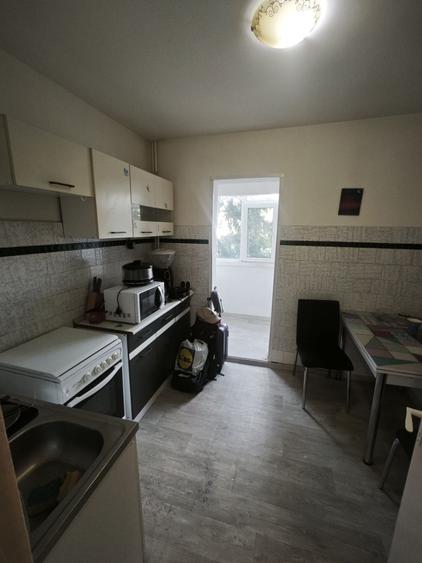 Apartament cu 3 camere semidecomandat în Tomis Nord