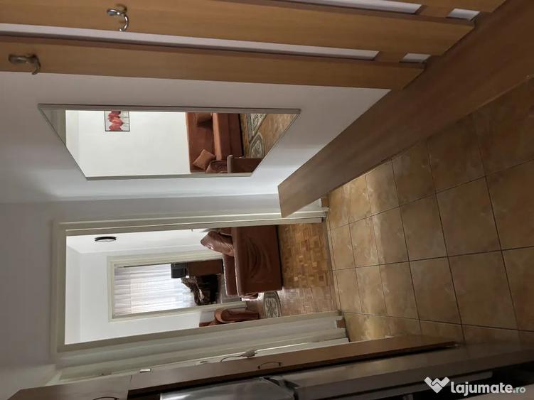 Apartament cu 4 camere semidecomandat, mobilat în Central