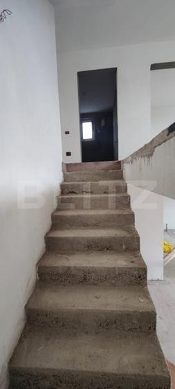 Casă individuală cu 15 camere cu Canalizare în Dumbrava