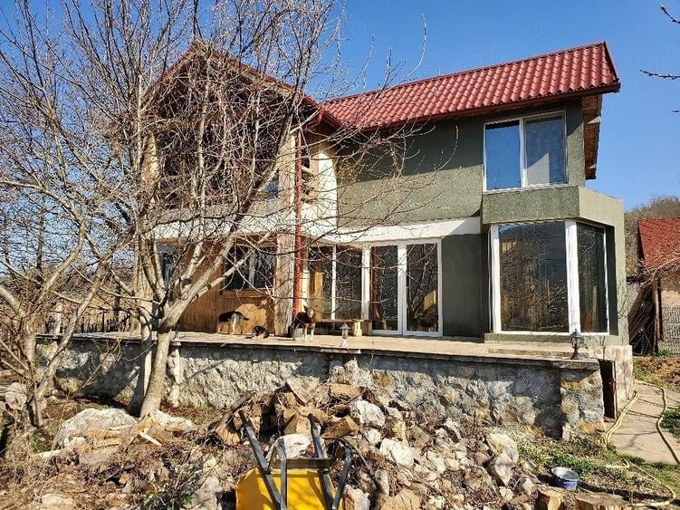 Casă cu Teren 2500 Mp în Liubcova