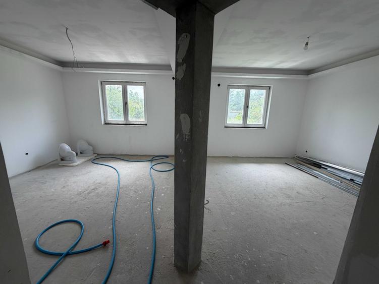 Casă cu 4 camere în Domnești