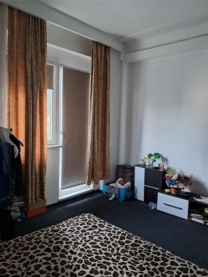 Apartament cu 4 camere decomandat în P-ța Victoriei