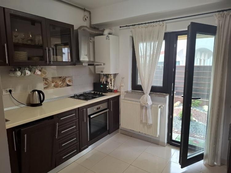 Apartament cu 3 camere semidecomandat, mobilat în Tomis Plus