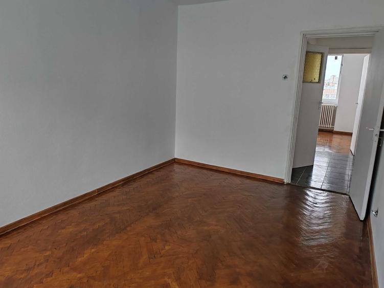 Apartament cu 3 camere semidecomandat în Ștefan cel Mare