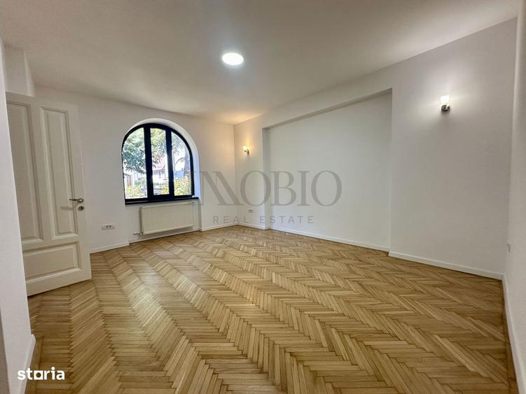Casă cu 8 camere cu Teren 250 Mp în Capitale