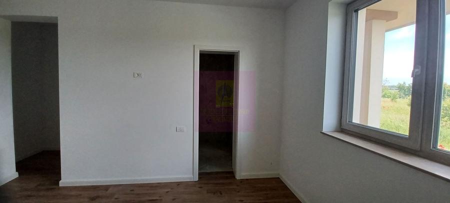 Casă individuală cu 4 camere cu Canalizare în Gulia