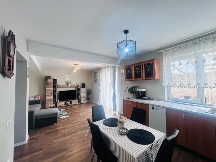 Duplex cu 5 camere cu Canalizare în Florești