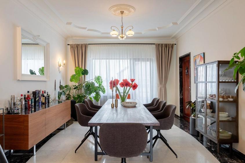 Apartament cu 4 camere, mobilat în P-ța Universității