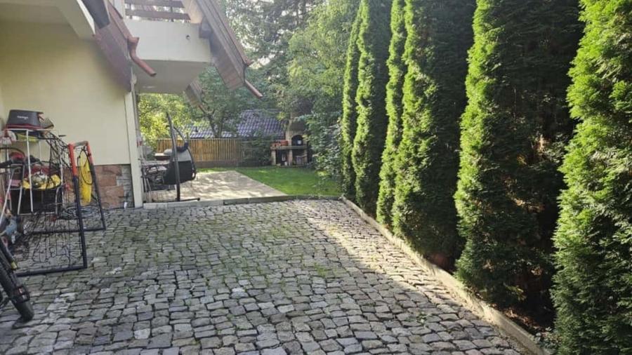 Casă individuală cu 9 camere cu Canalizare în Centrul Istoric