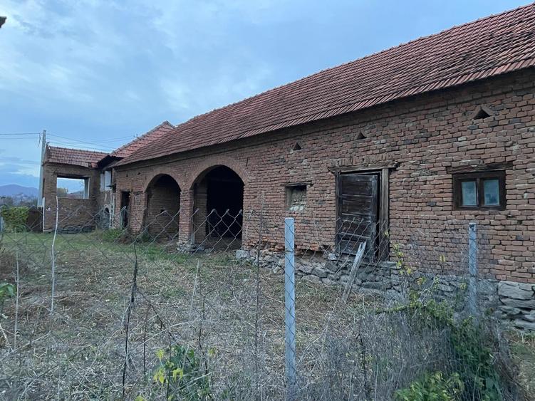 Casă individuală cu 2 camere cu Teren 2000 Mp în Densuș