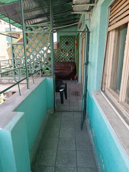 Apartament cu 3 camere semidecomandat, mobilat în Dacia