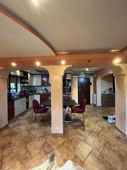 Apartament cu 3 camere decomandat în Palat