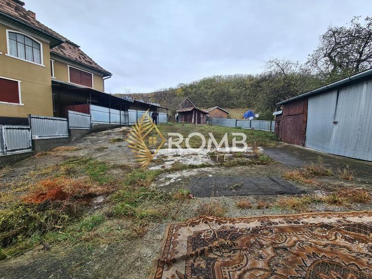 Casă individuală cu 7 camere cu Canalizare în Surduc