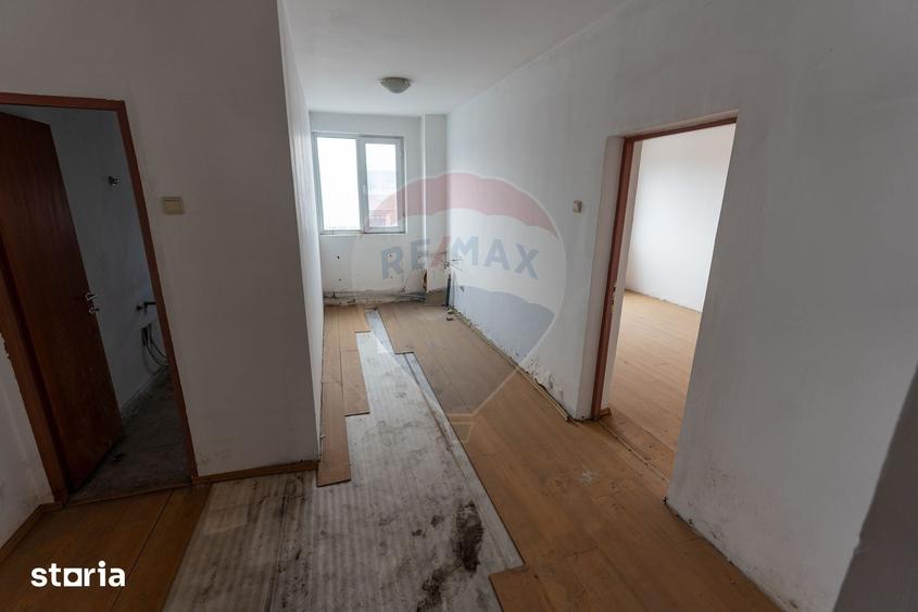 Spațiu comercial, de 3,700 mp, în Petros