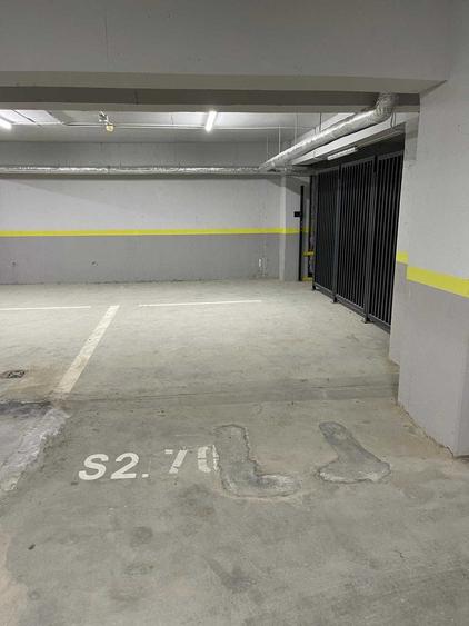 Apartament cu 7 camere decomandat în Nicolina