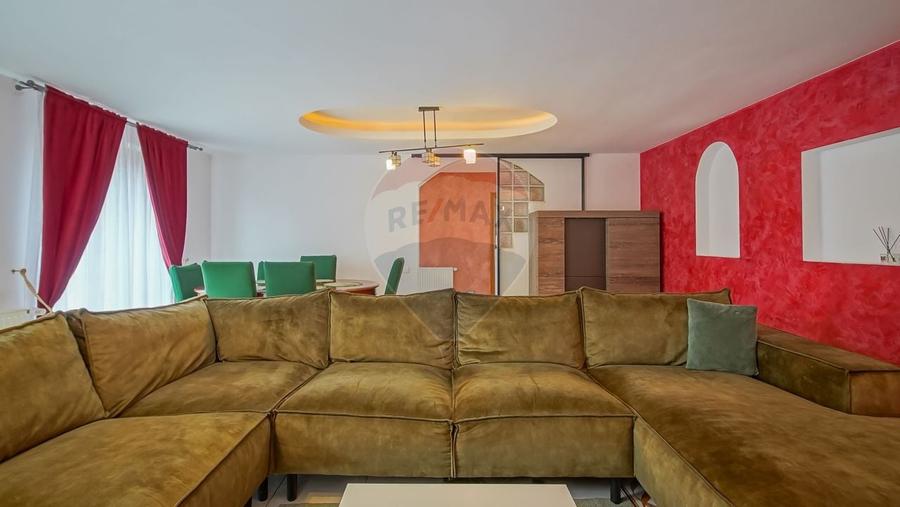 Casă cu 7 camere cu Teren 300 Mp în Central