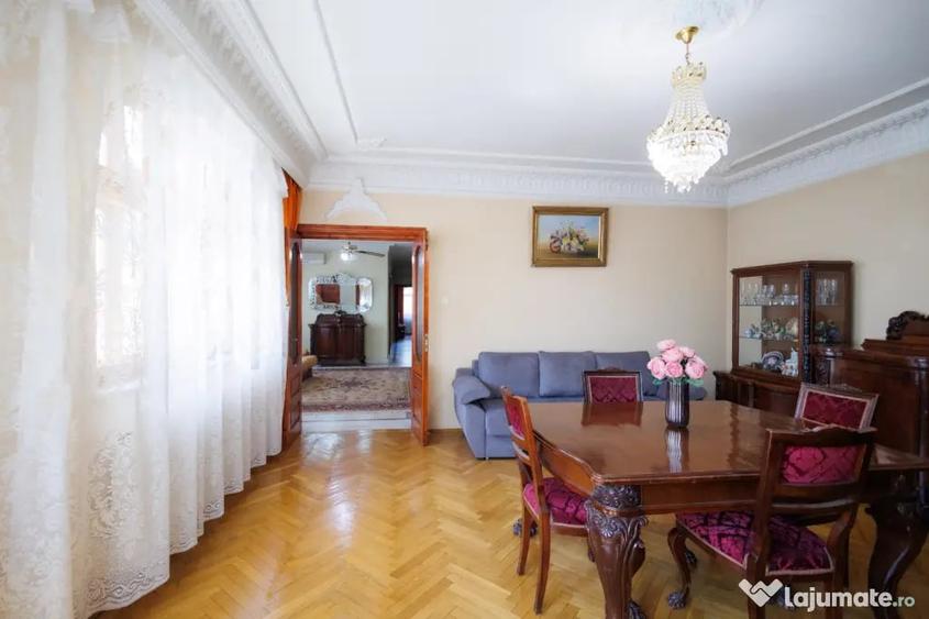 Casă cu 5 camere în Central