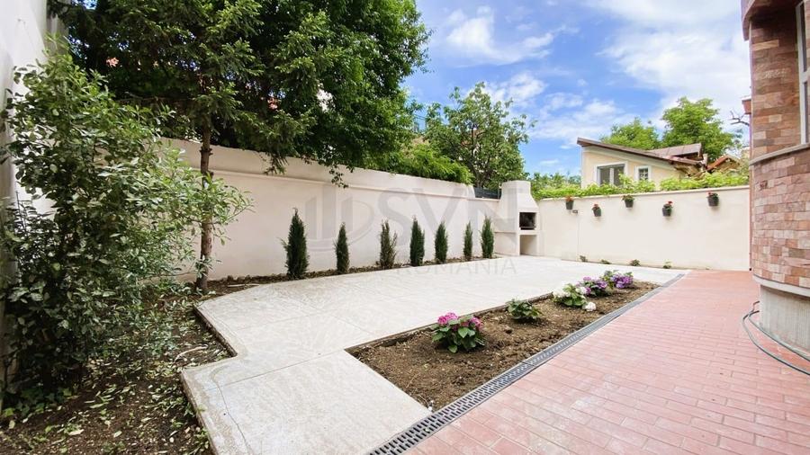 Casă individuală cu 7 camere cu Canalizare în Domenii