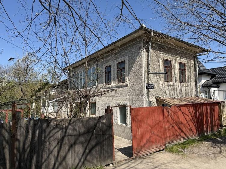 Casă cu 4 camere decomandat cu Teren 363 Mp în Central