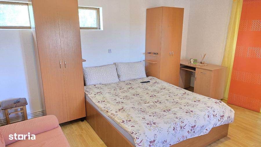 Casă cu 5 camere cu Teren 1054 Mp în Zăvoi