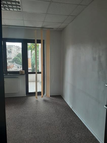 Apartament cu 5 camere decomandat în Romană