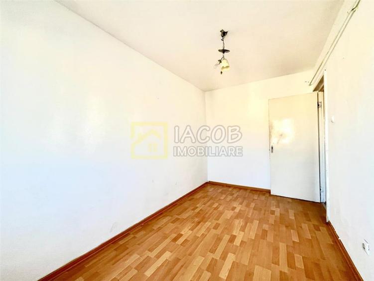 Apartament cu 3 camere semidecomandat în Milcov