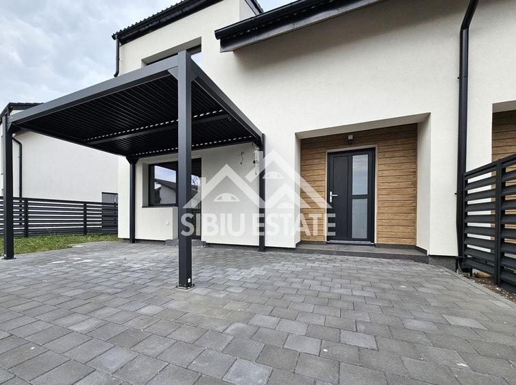 Duplex cu 4 camere cu Canalizare în Șura Mică