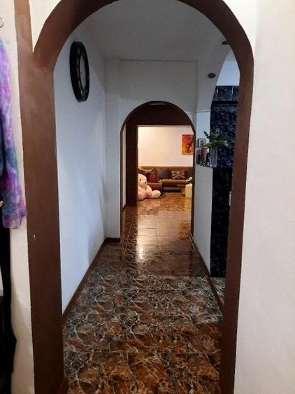 Apartament cu 4 camere semidecomandat, mobilat în Sebastian