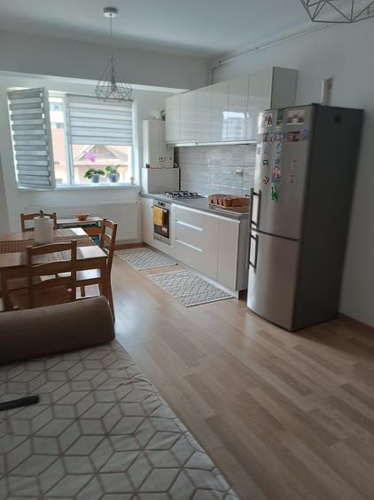 Apartament cu 3 camere decomandat în Roșu
