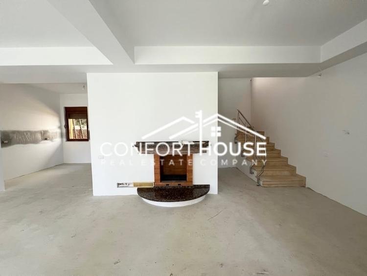 Duplex cu 6 camere cu Canalizare în Iancu Nicolae