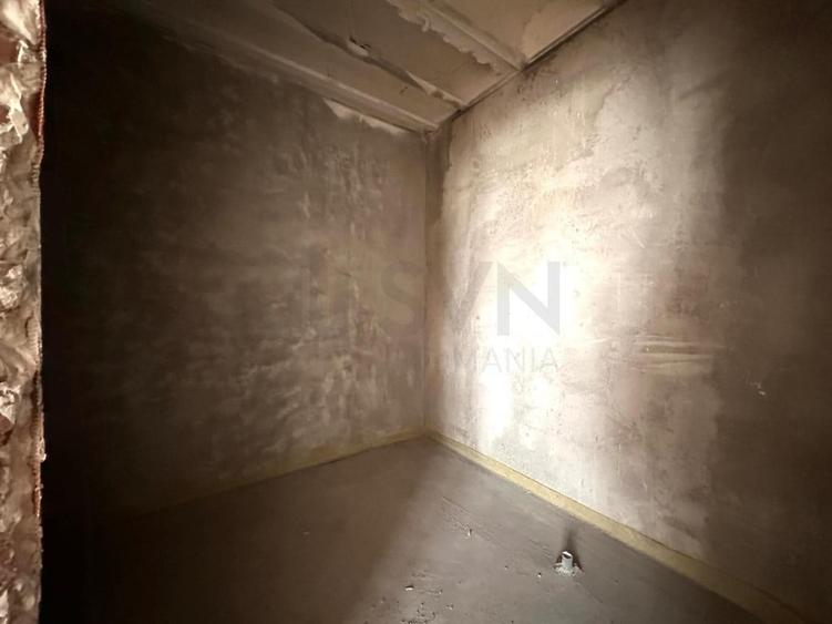 Apartament cu 3 camere semidecomandat în Universitate