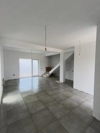 Casă cu Teren 333 Mp în Sânandrei
