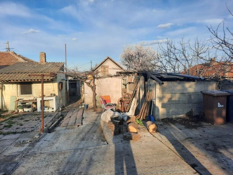 Casă individuală cu 7 camere cu Teren 777 Mp în Sud