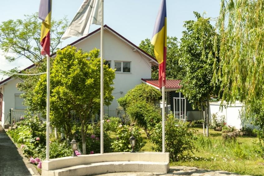 Casă individuală cu 9 camere cu Canalizare în Pleșești (Berca)