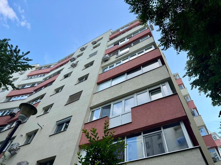 Apartament cu 4 camere decomandat în Tei