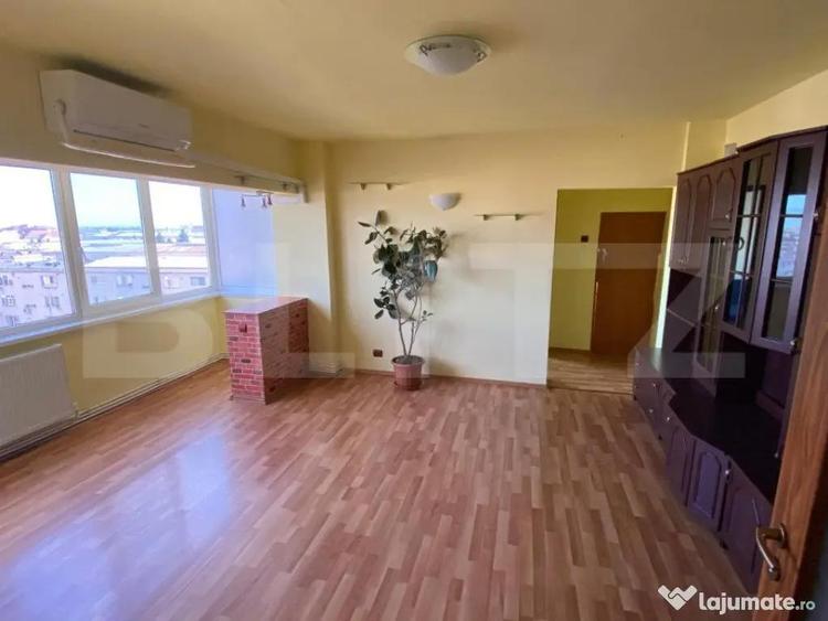 Apartament cu 3 camere semidecomandat în Gojdu