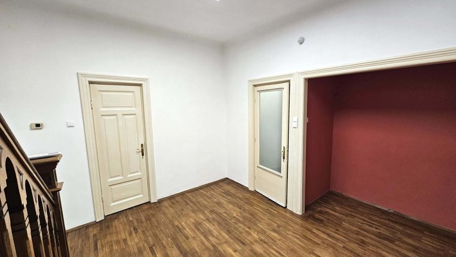 Studio generos cu aer boem și scară interioară în Centrul Istoric - 4