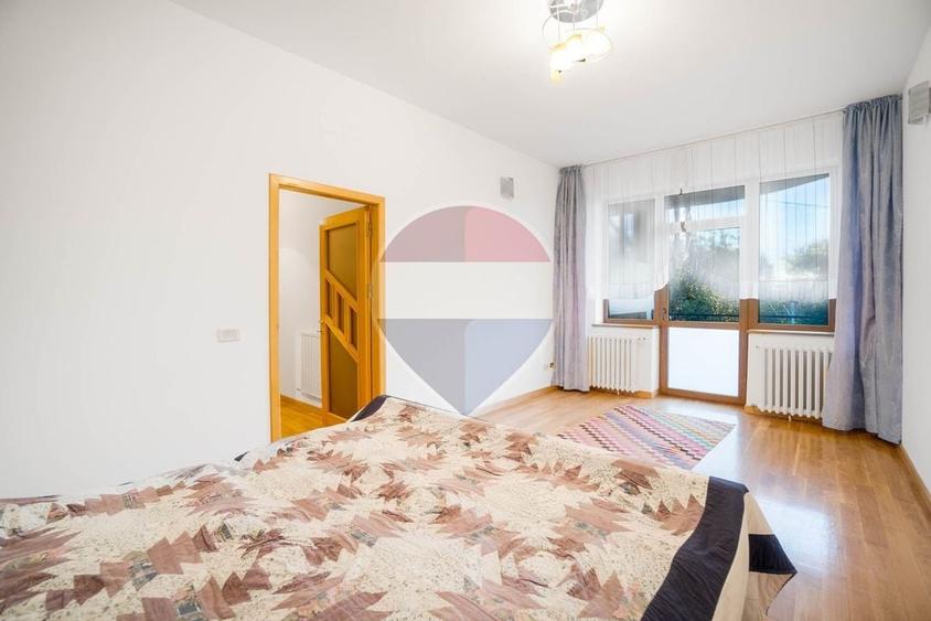 Casă individuală cu 8 camere cu Teren 179 Mp în Craiter